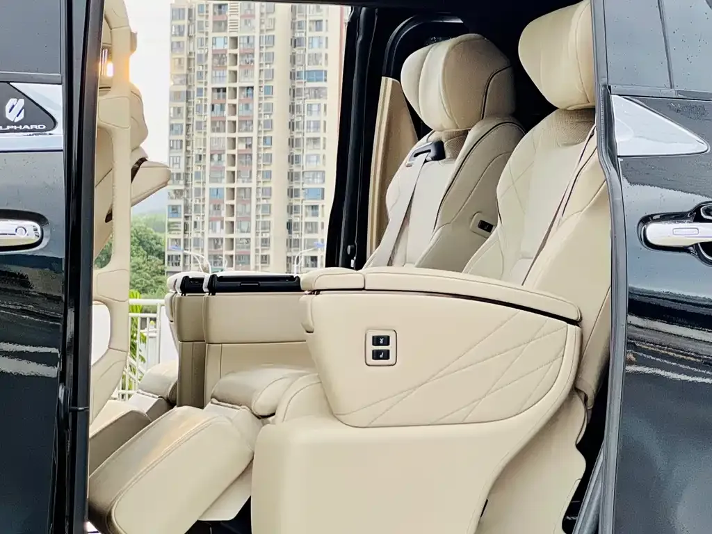 Toyota Alphard — фото 8