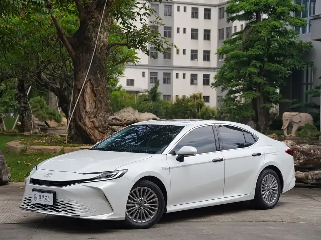 Toyota Camry — фото 3