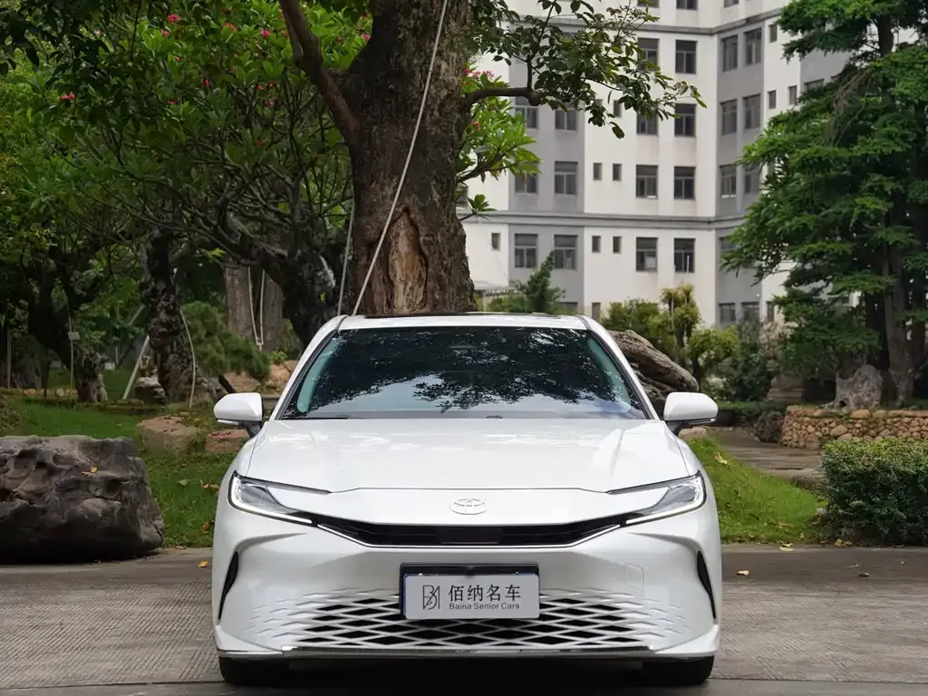 Toyota Camry — фото 9