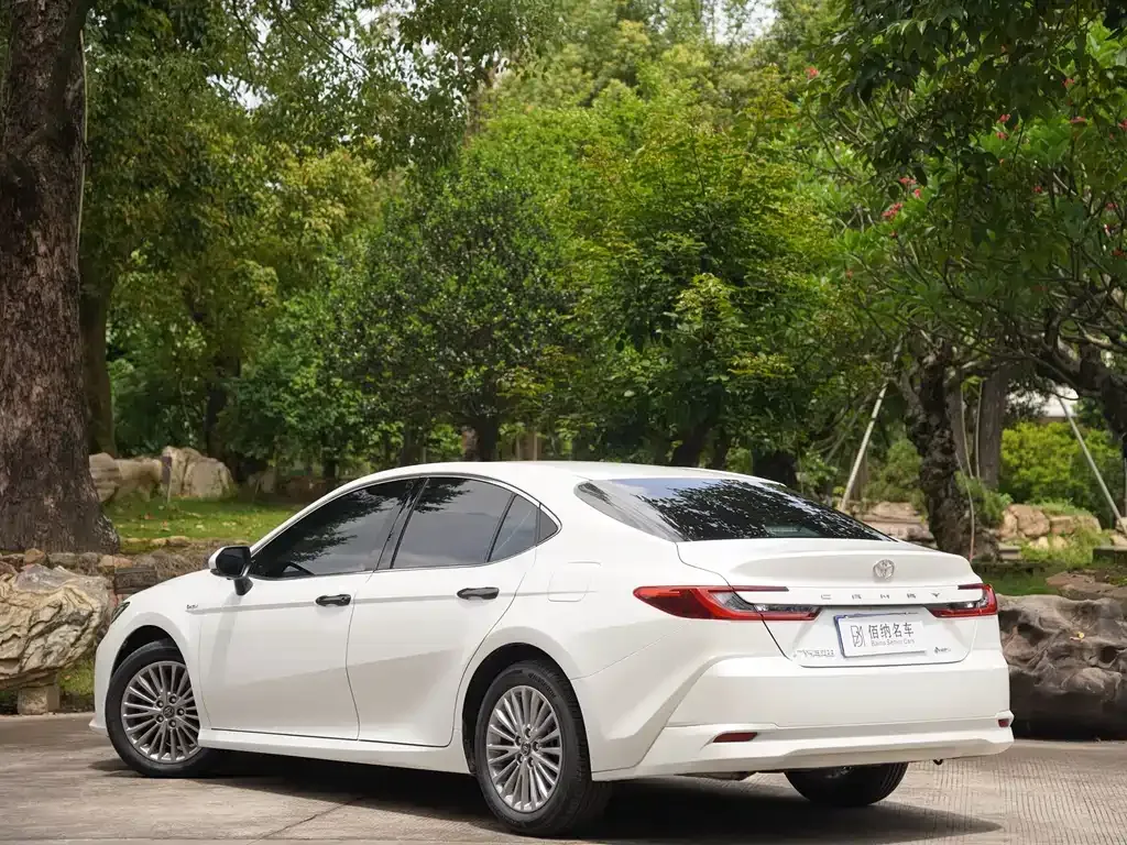 Toyota Camry — фото 10