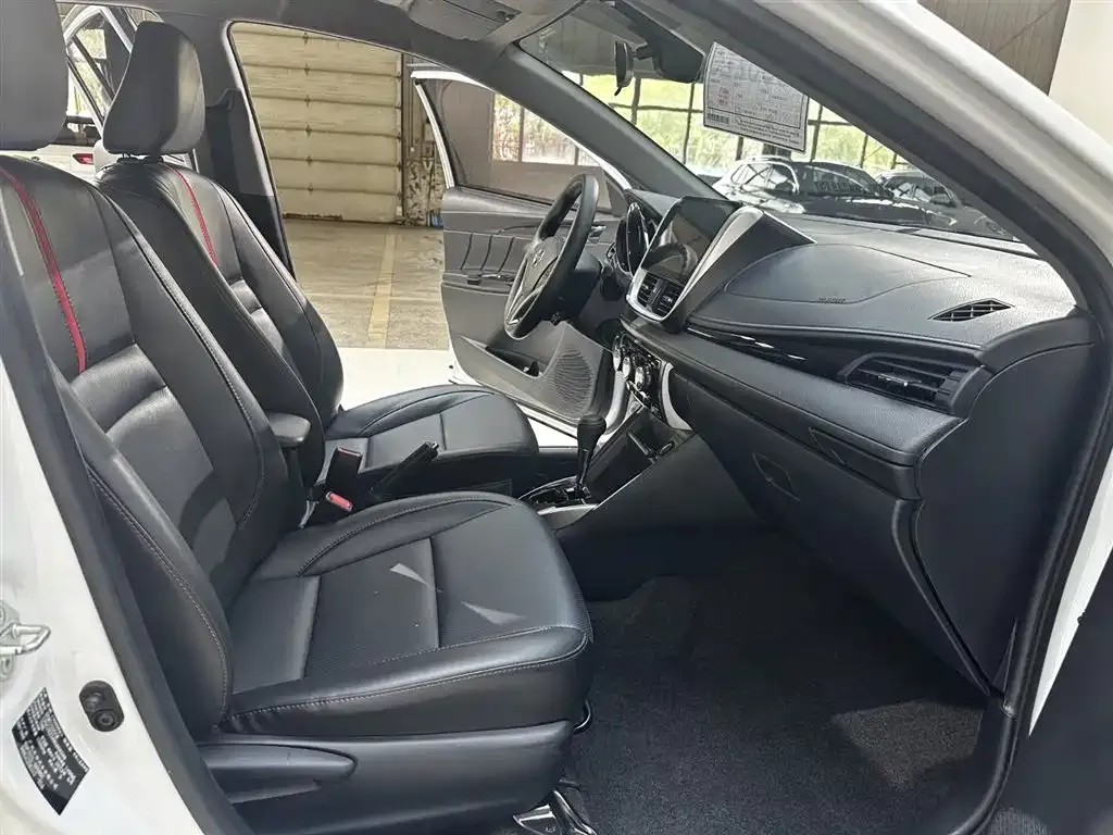 Toyota Yaris L — фото 7