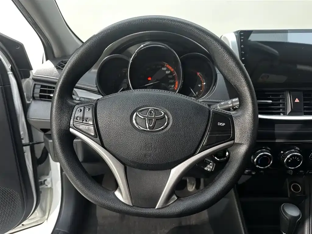 Toyota Yaris L — фото 8