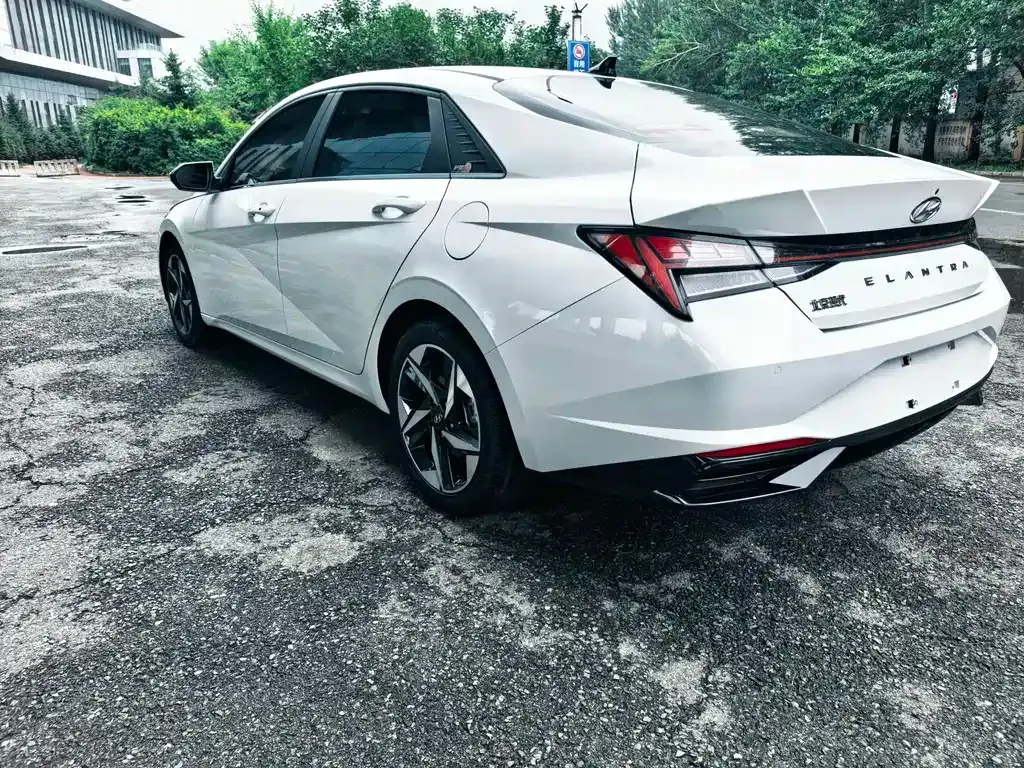 Hyundai Elantra — фото 10
