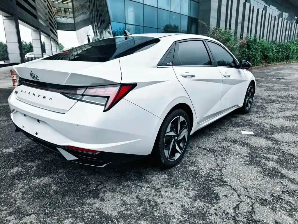 Hyundai Elantra — фото 8