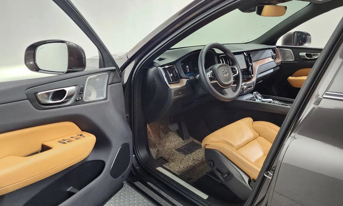 Volvo XC60 — фото 10