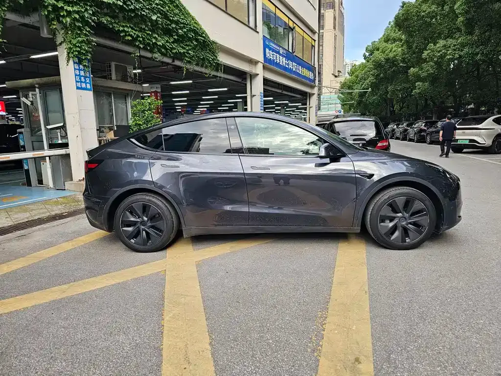 Tesla Model Y — фото 5