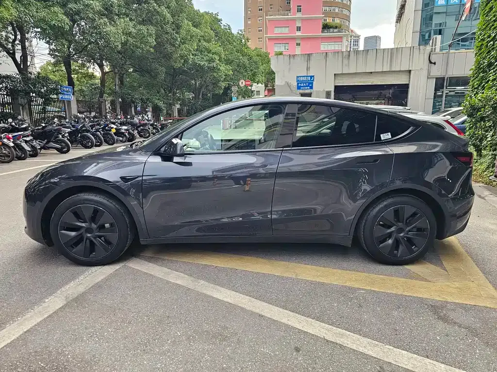 Tesla Model Y — фото 7