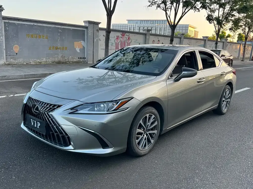 Lexus ES — фото 1