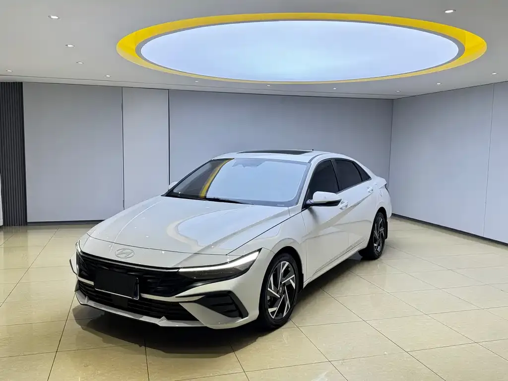 Hyundai Elantra — фото 1