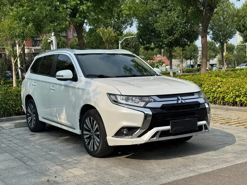 Mitsubishi Outlander — фото 10