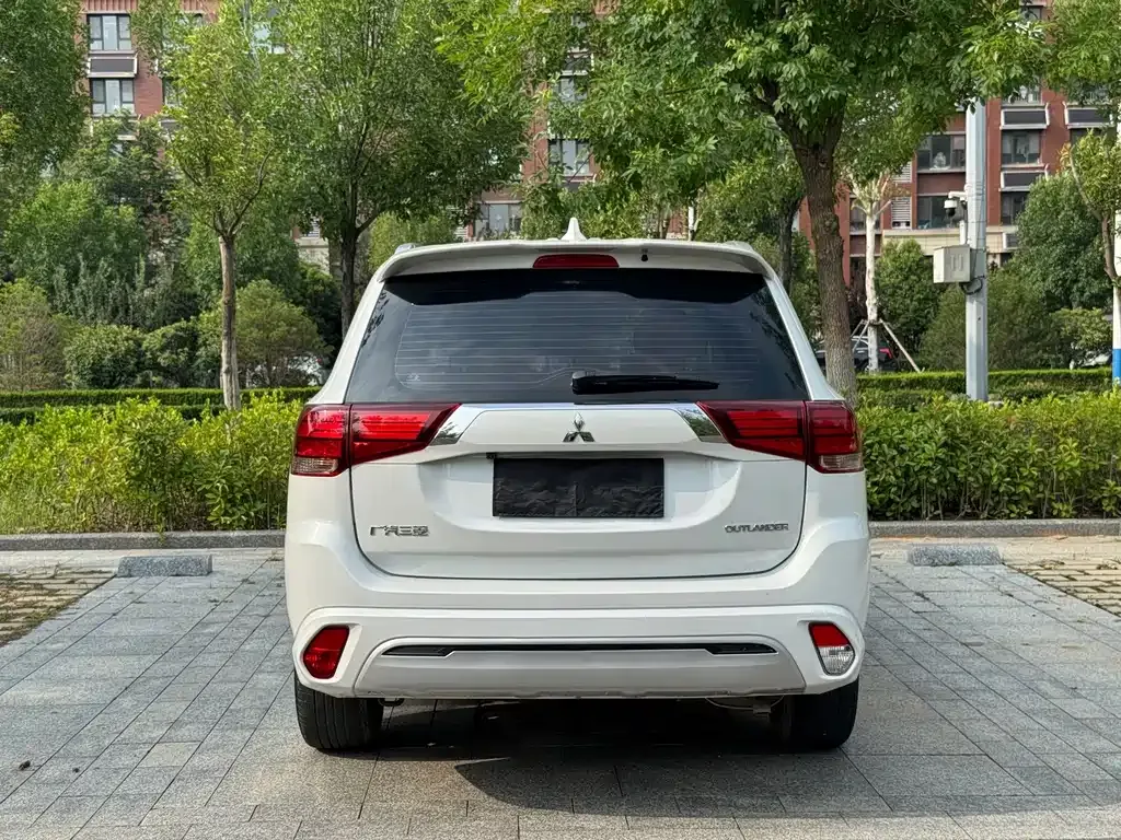 Mitsubishi Outlander — фото 7