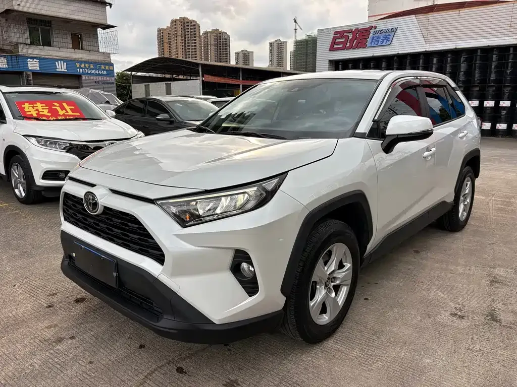Toyota RAV4 — фото 1