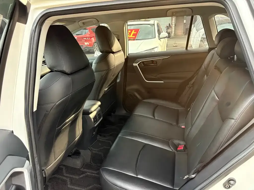 Toyota RAV4 — фото 6
