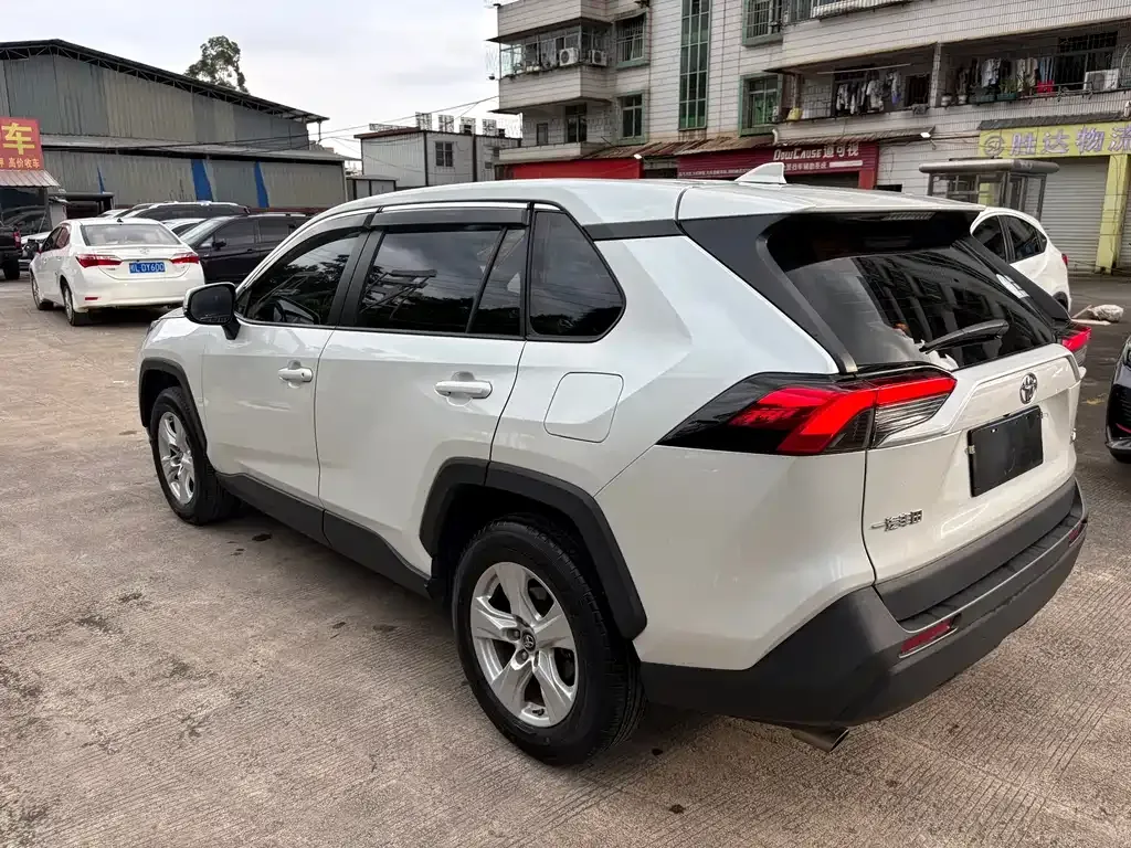 Toyota RAV4 — фото 8