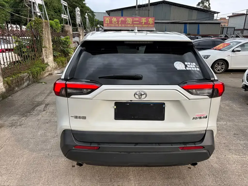 Toyota RAV4 — фото 4