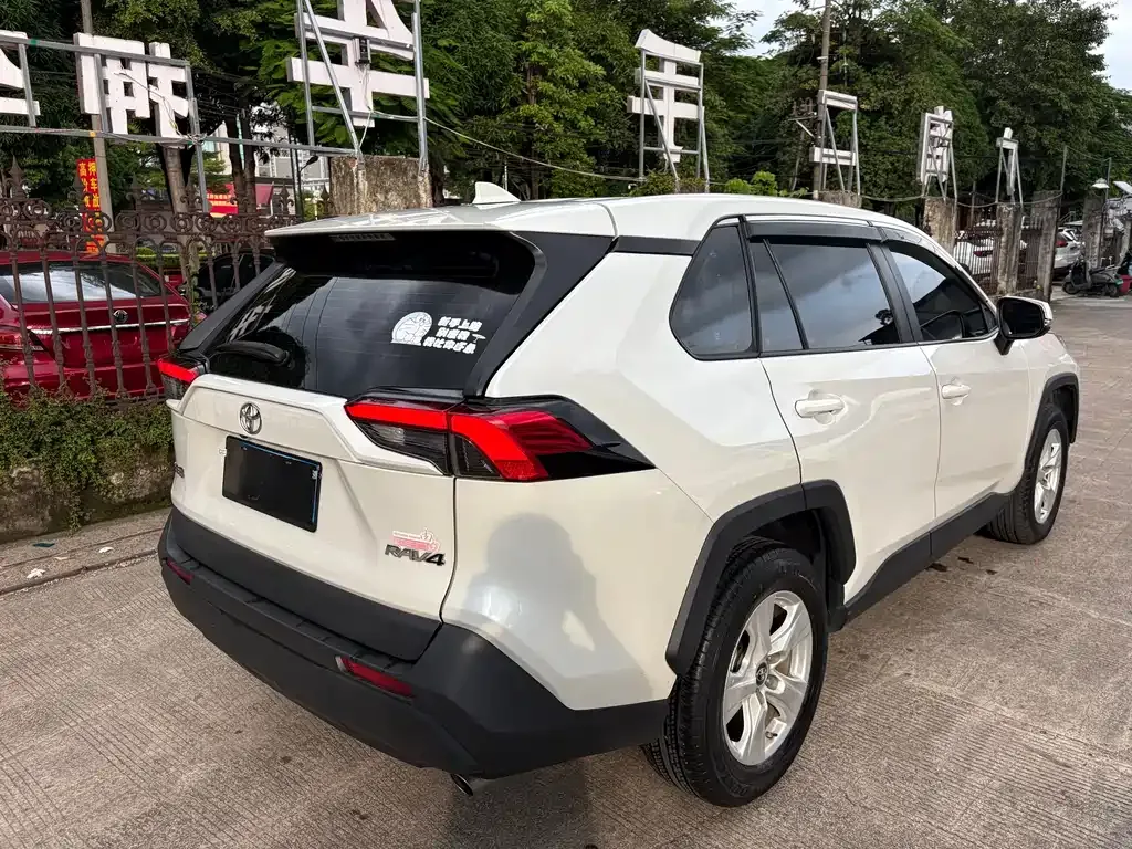Toyota RAV4 — фото 2