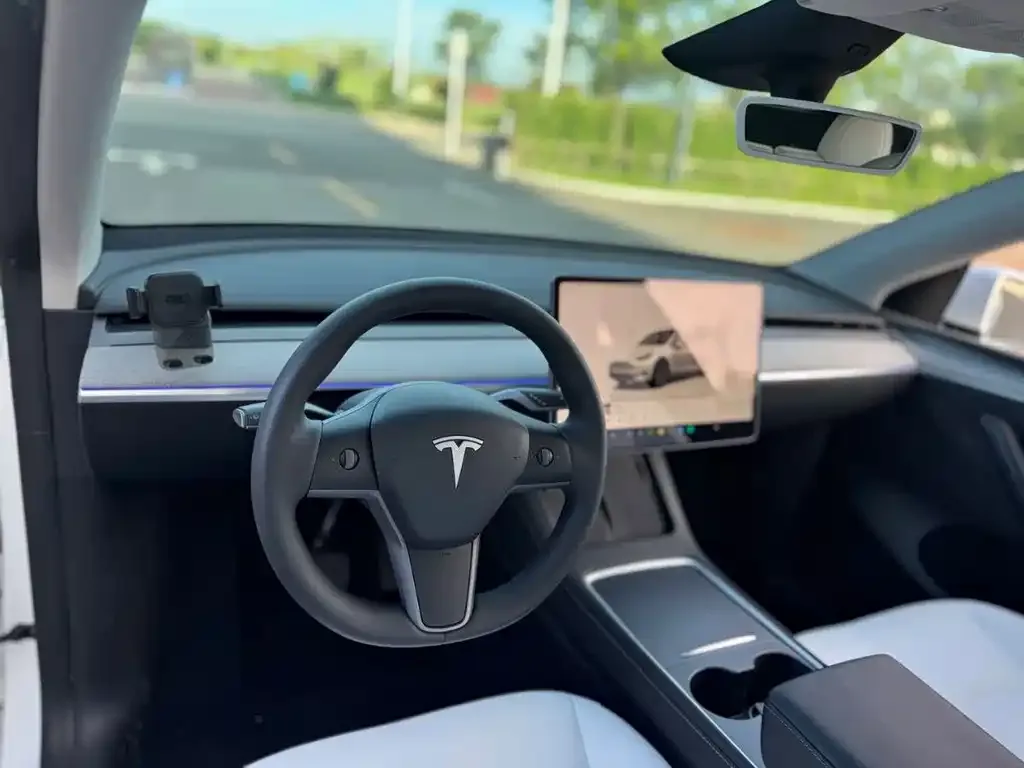 Tesla Model Y — фото 5