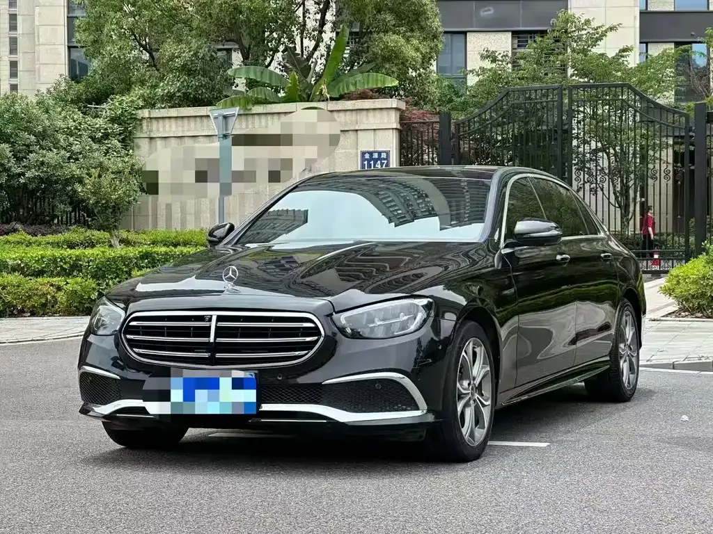 Mercedes-Benz E-Class — фото 1