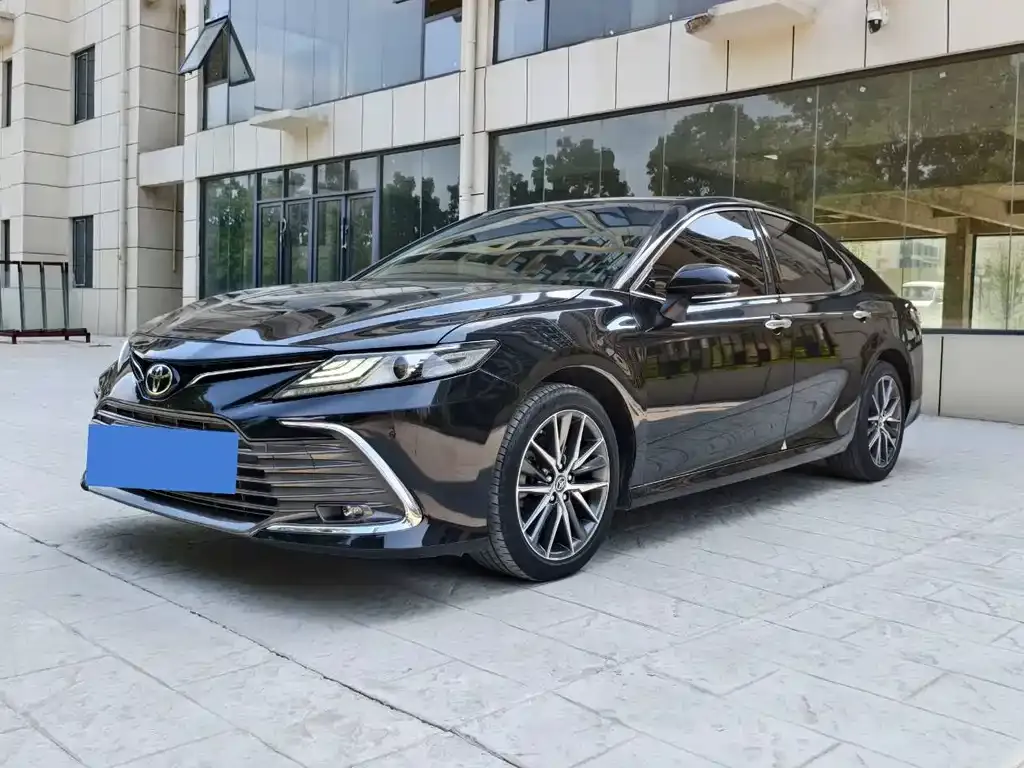 Toyota Camry — фото 1