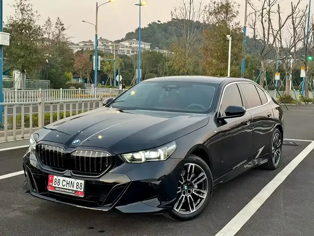 BMW 5 Series — фото 1