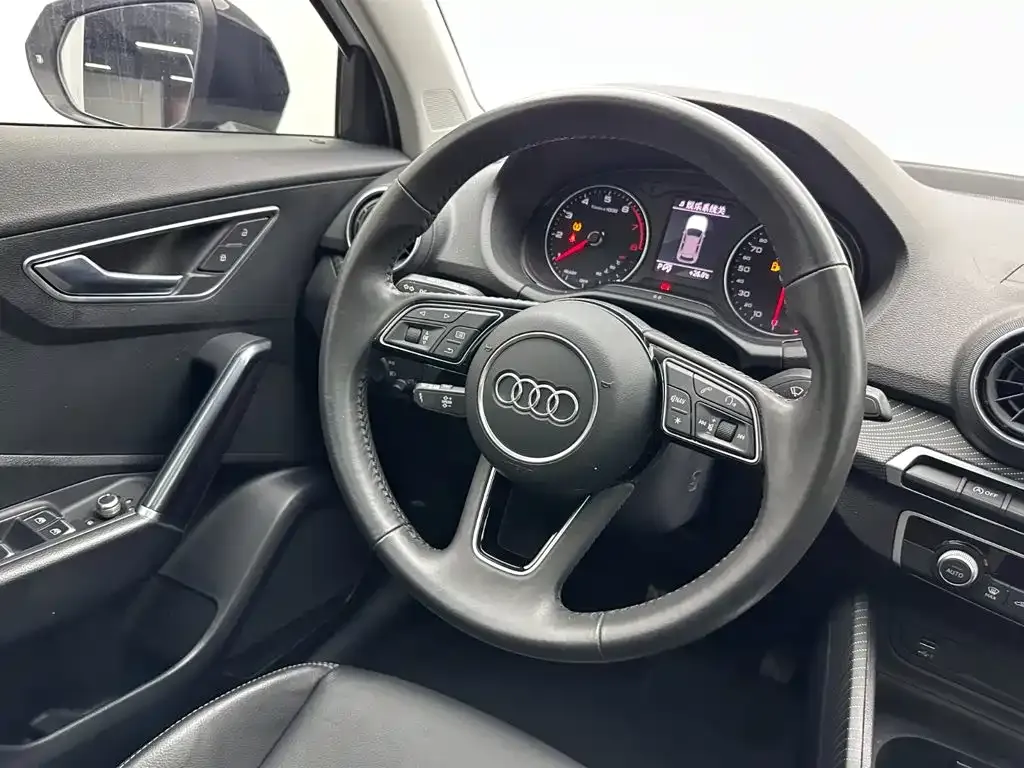 Audi Q2L — фото 8