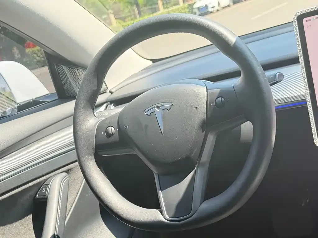 Tesla Model 3 — фото 9
