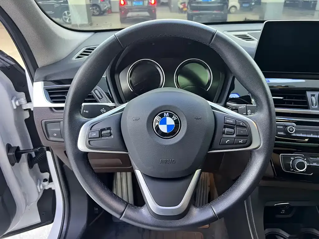 BMW X1 — фото 8
