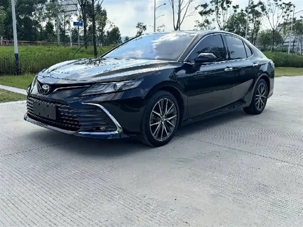 Toyota Camry — фото 1
