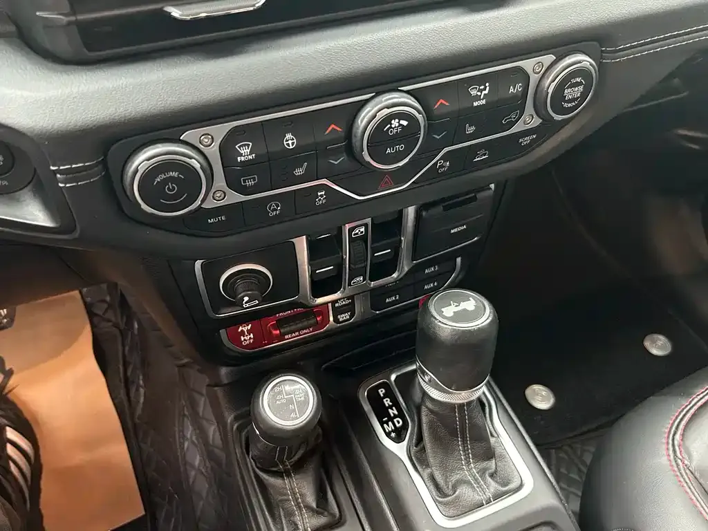 Jeep Wrangler — фото 9