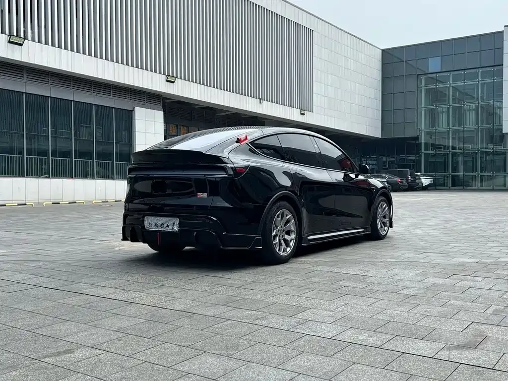 Tesla Model Y L — фото 8
