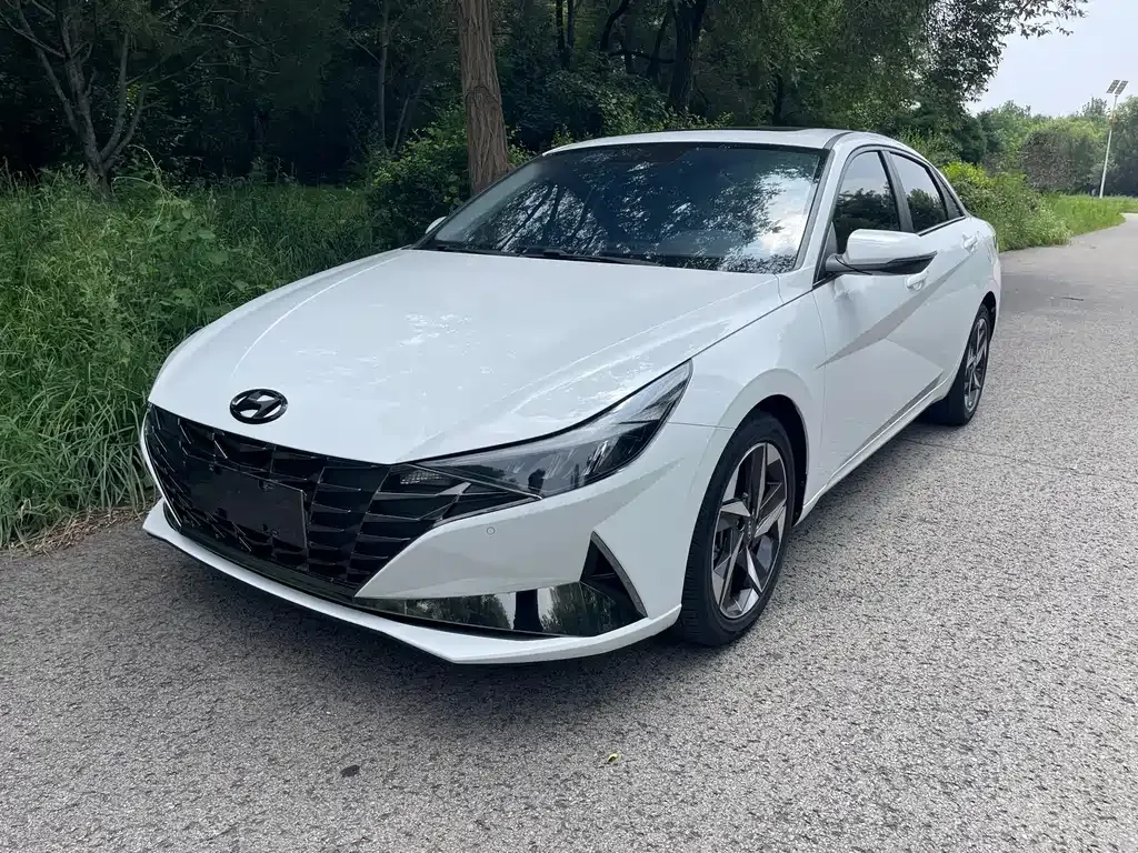 Hyundai Elantra — фото 1