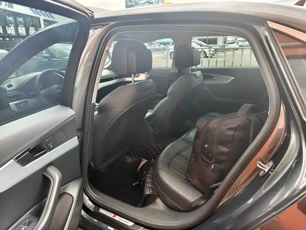 Audi A4L 2021 из CN, фото 5