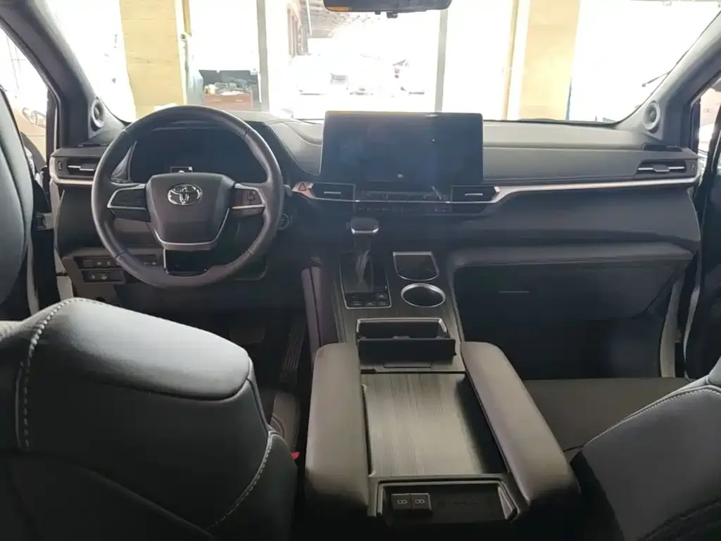 Toyota Sienna — фото 8
