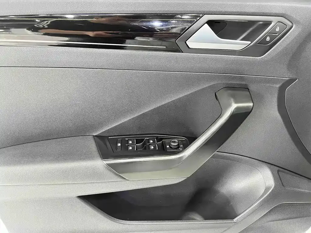 Volkswagen T-Roc — фото 10