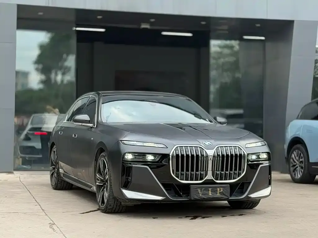 BMW 7 Series — фото 1