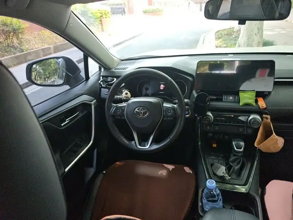 Toyota RAV4 — фото 6