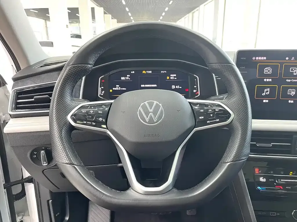 Volkswagen Tiguan L — фото 2