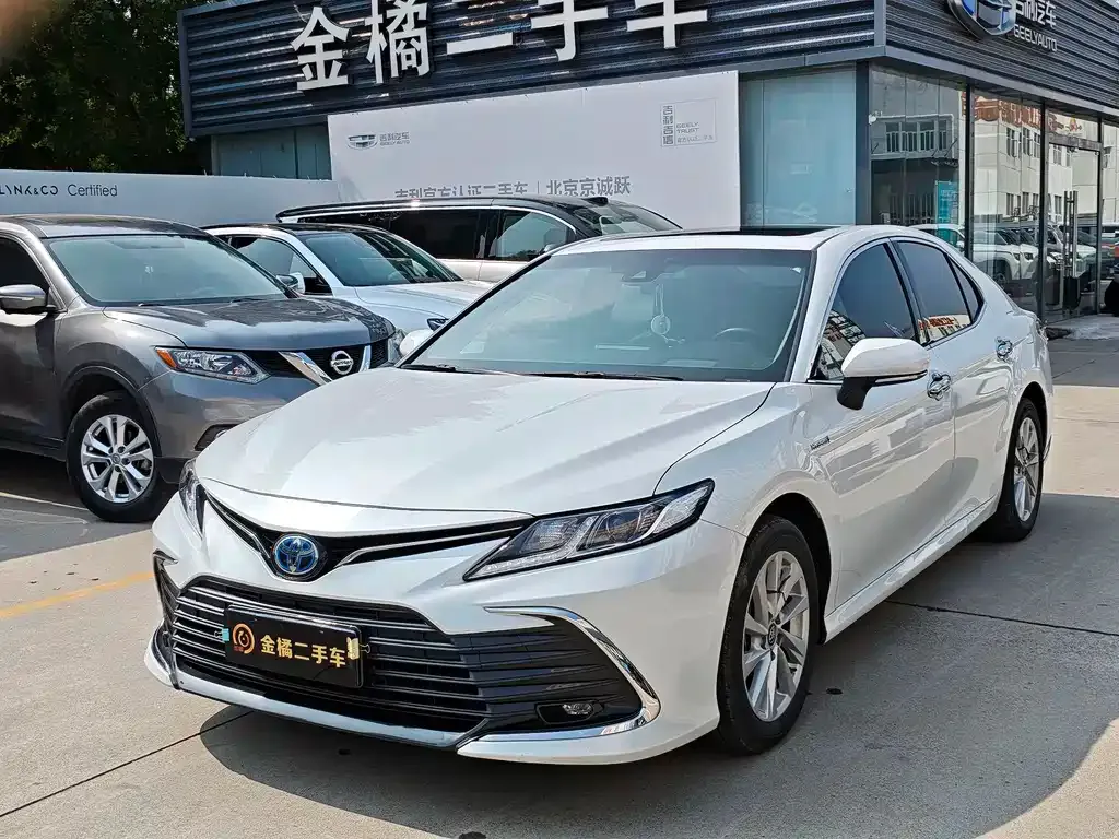 Toyota Camry — фото 1