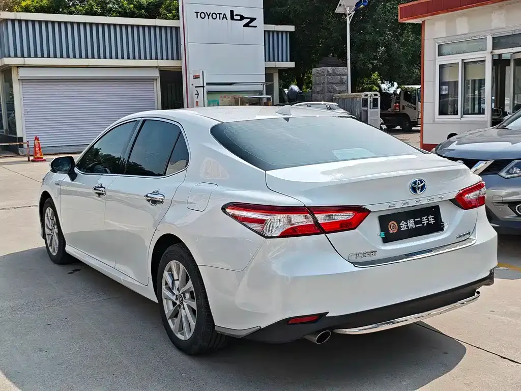 Toyota Camry — фото 2