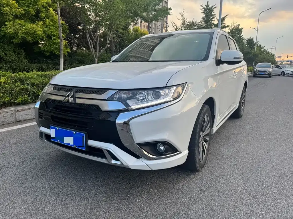 Mitsubishi Outlander — фото 1