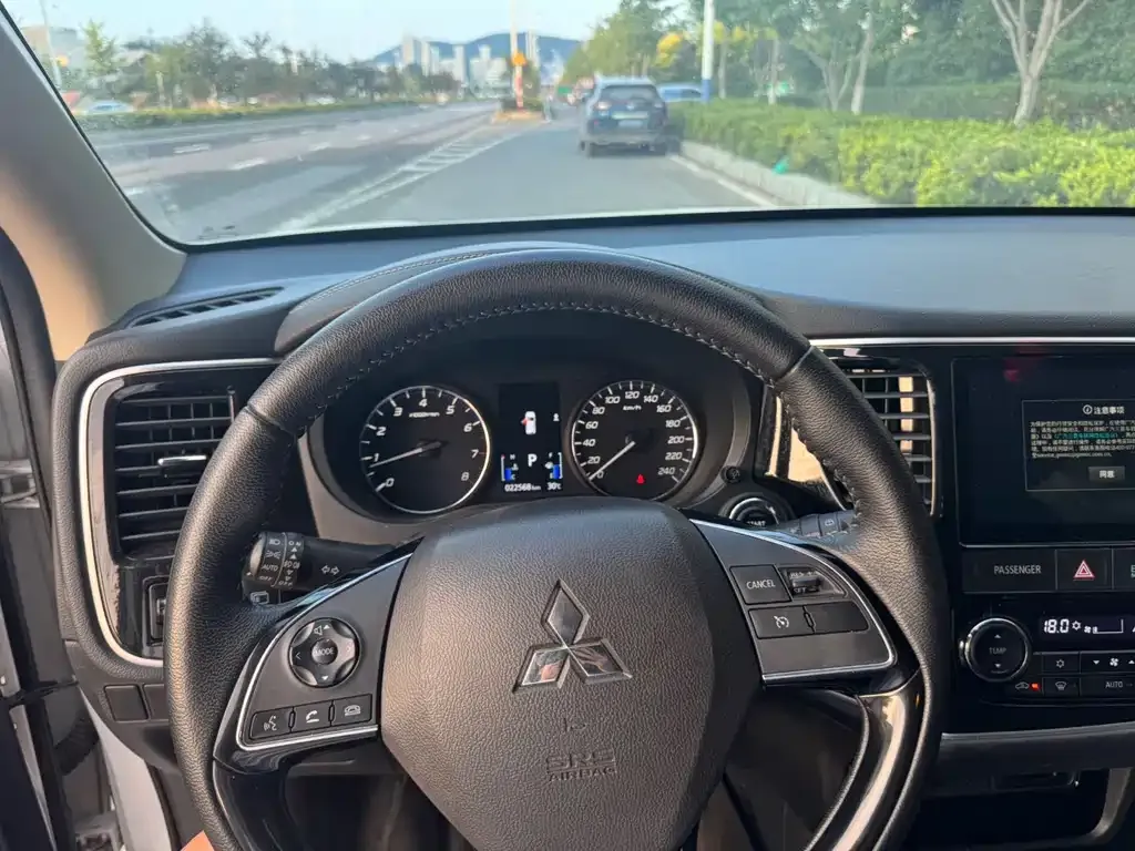 Mitsubishi Outlander — фото 10