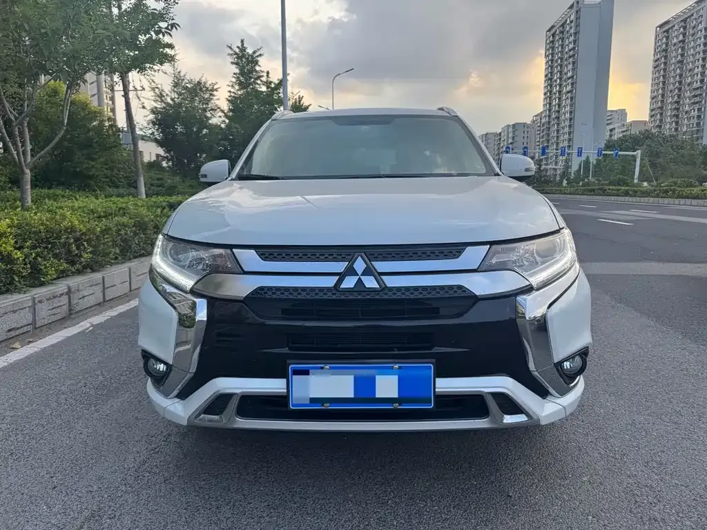 Mitsubishi Outlander — фото 9