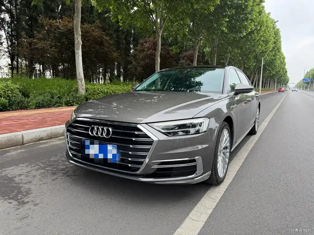 Audi A8 — фото 1