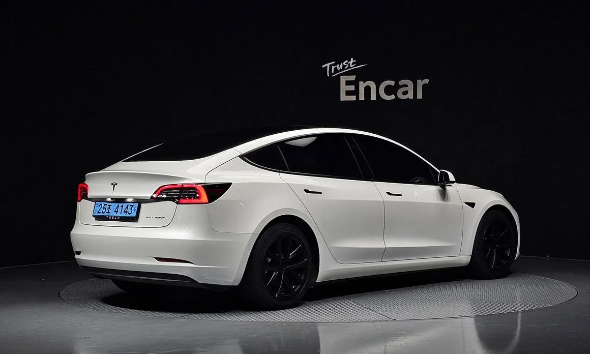 Tesla Model 3 — фото 3