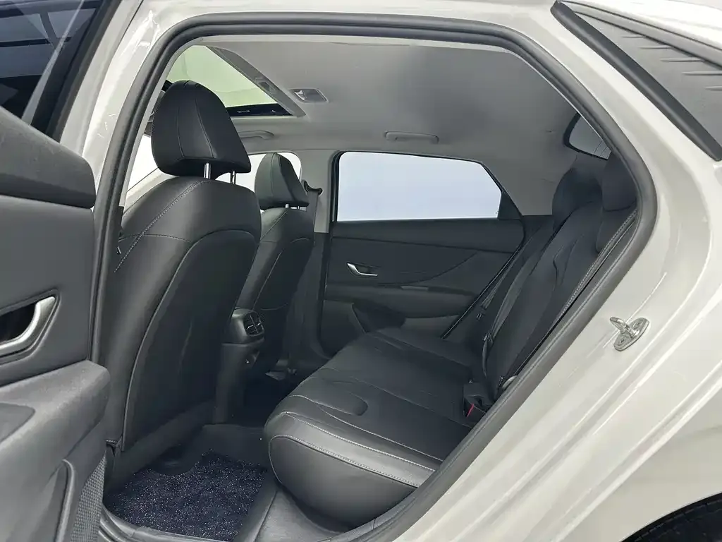 Hyundai Elantra — фото 7