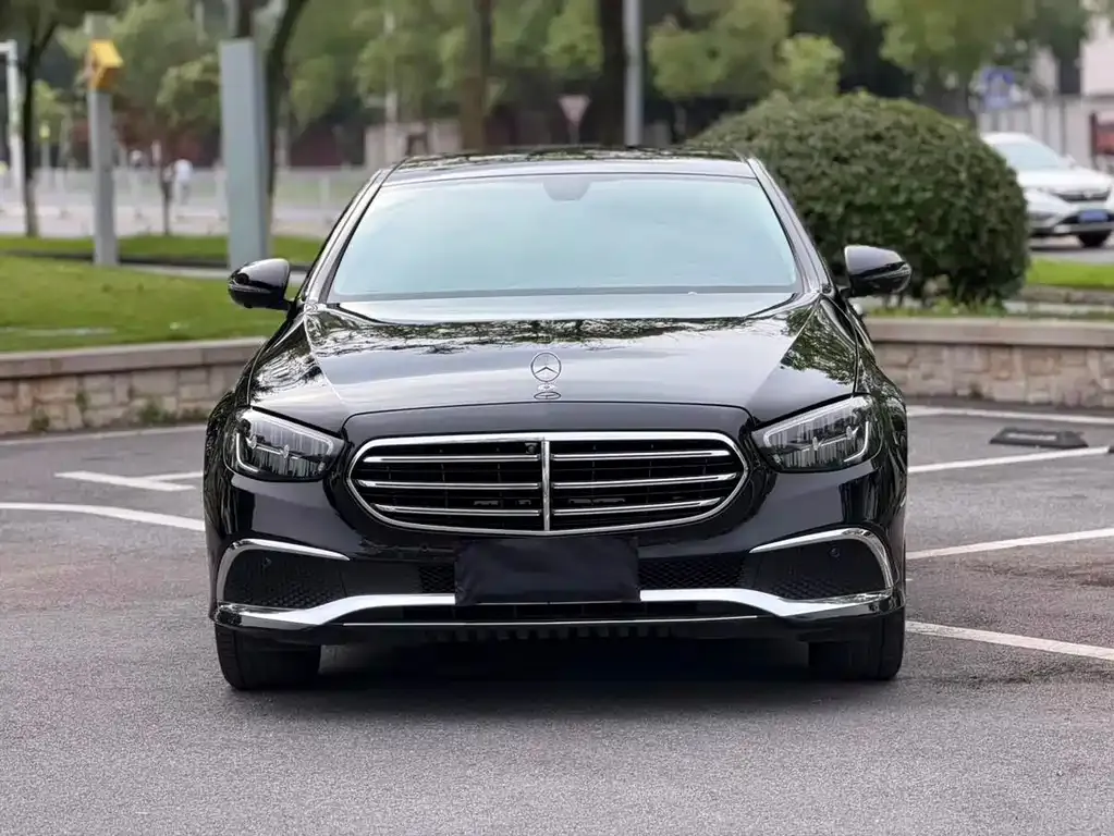 Mercedes-Benz E-Class — фото 1