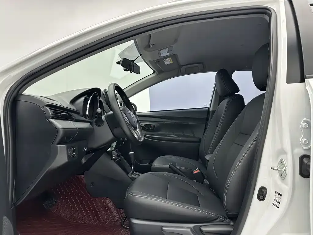 Toyota Yaris L — фото 10