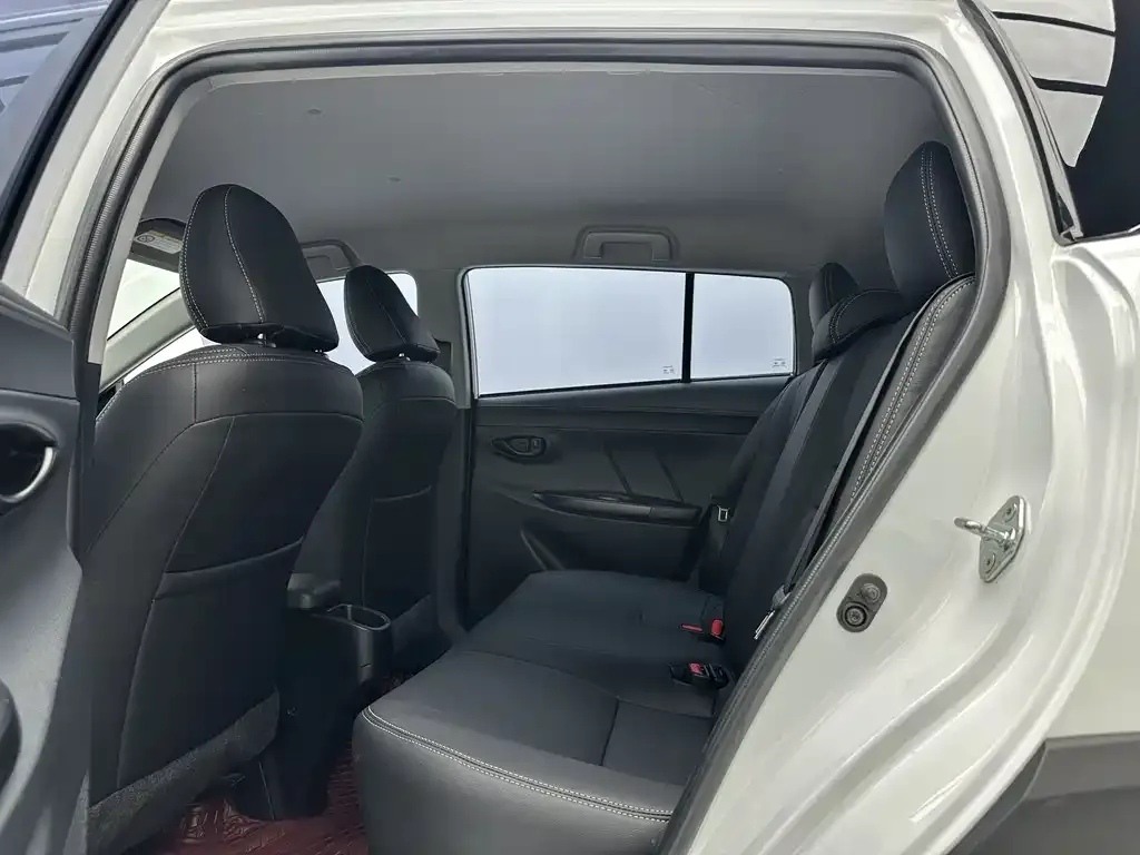 Toyota Yaris L — фото 7
