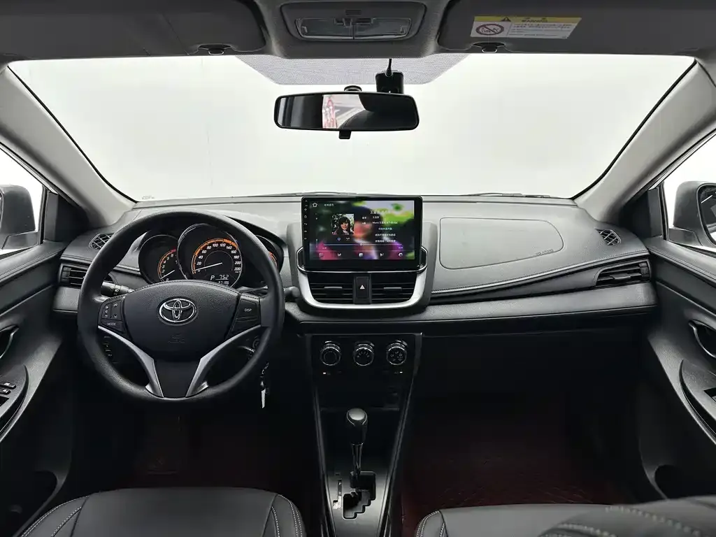 Toyota Yaris L — фото 9