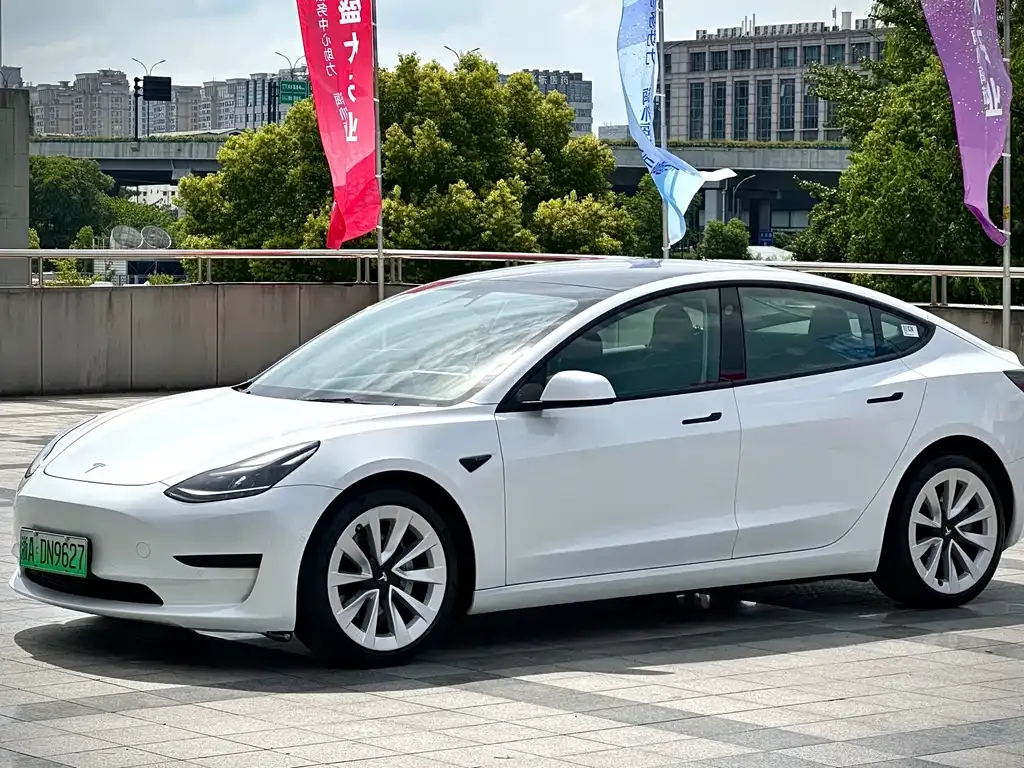Tesla Model 3 — фото 1